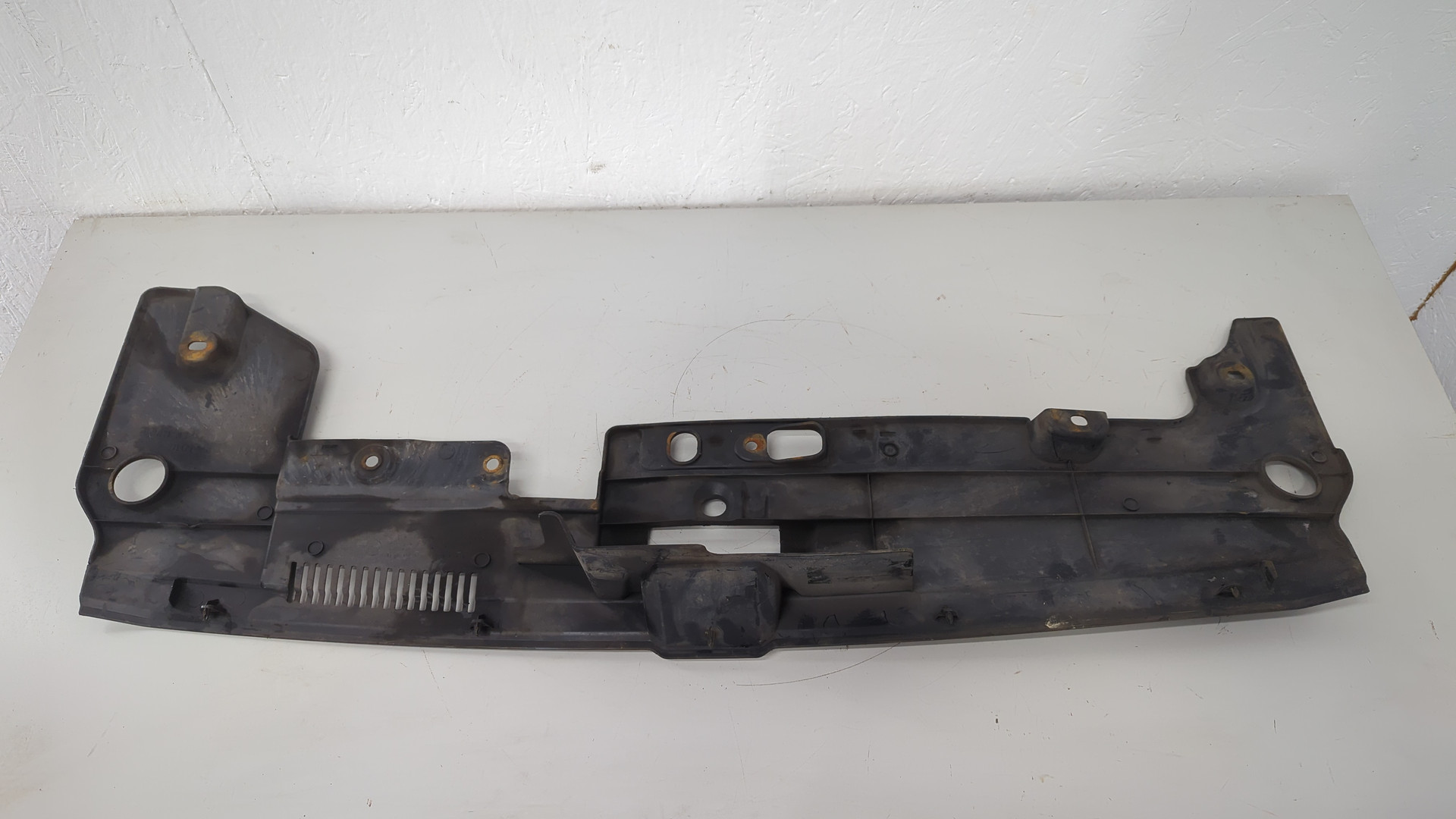 Кожух замка капота