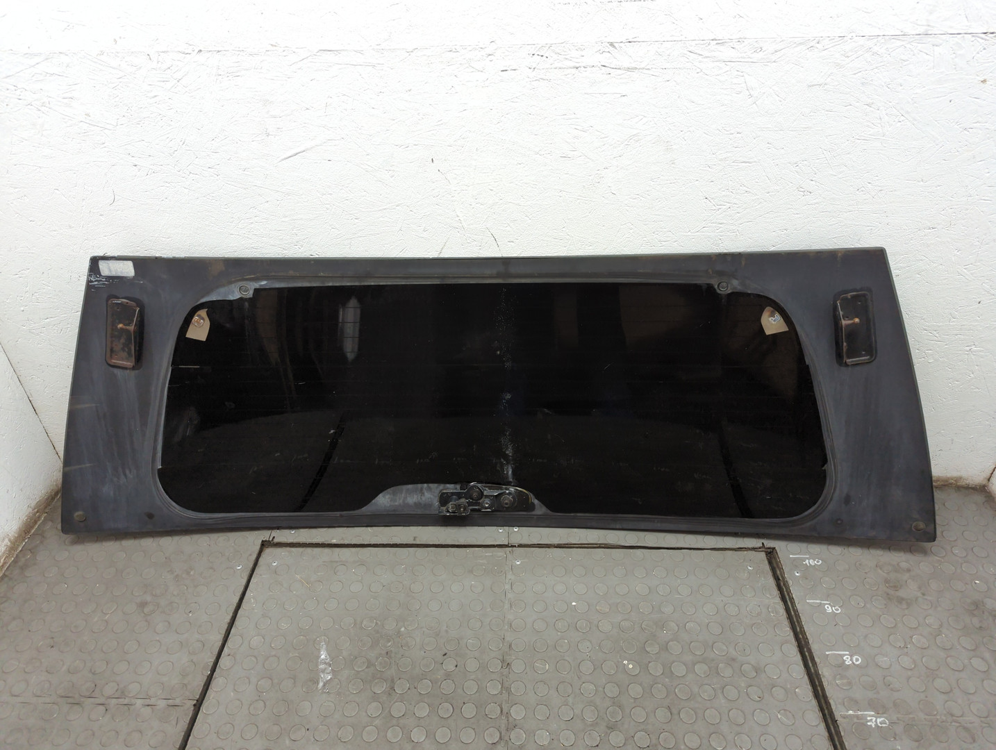 Стекло заднее