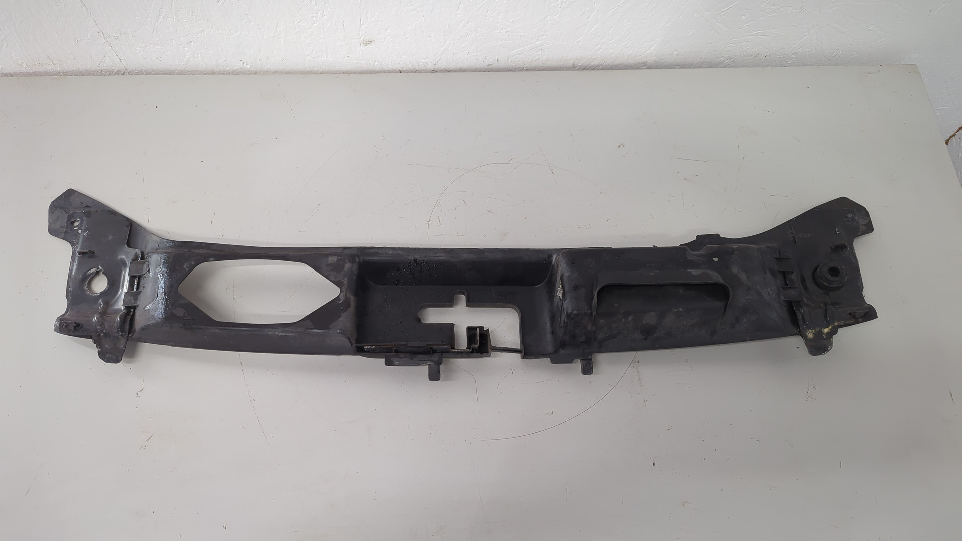 Кожух замка капота