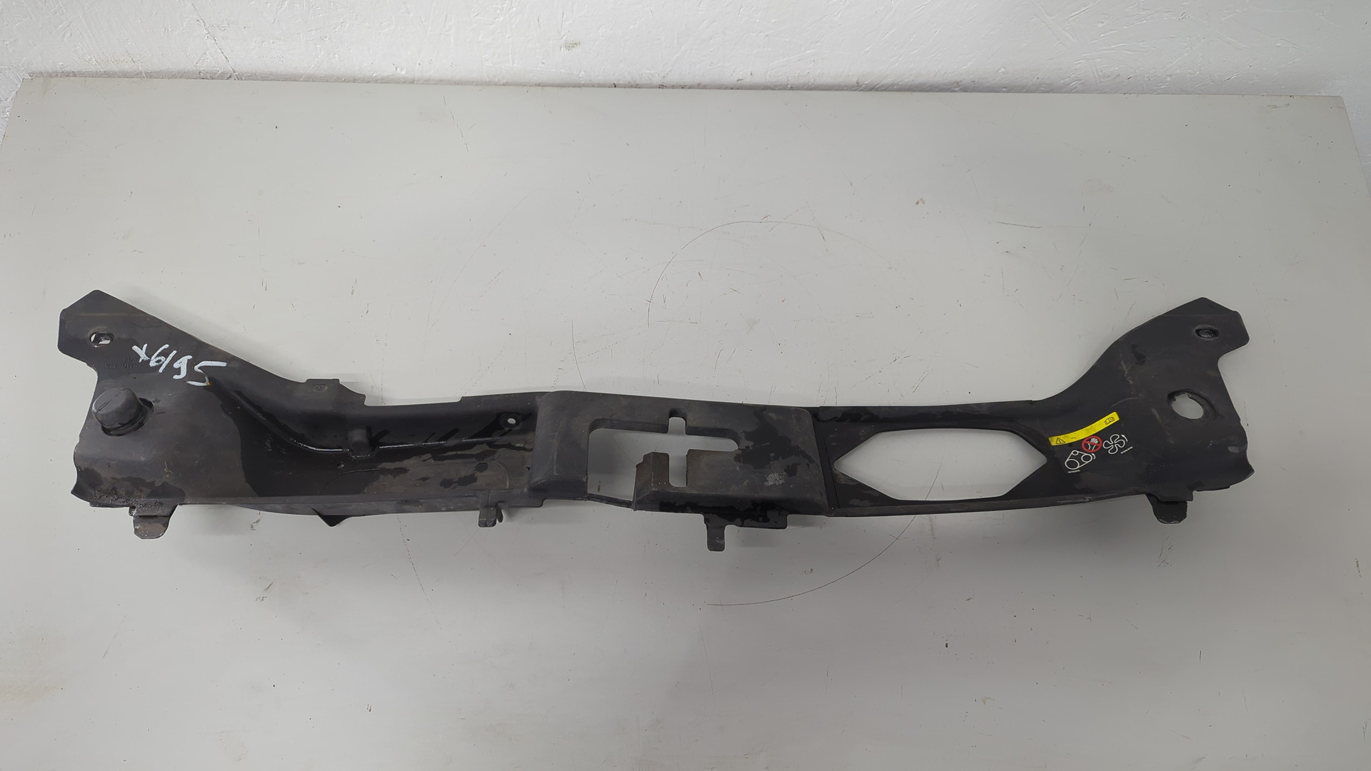 Кожух замка капота