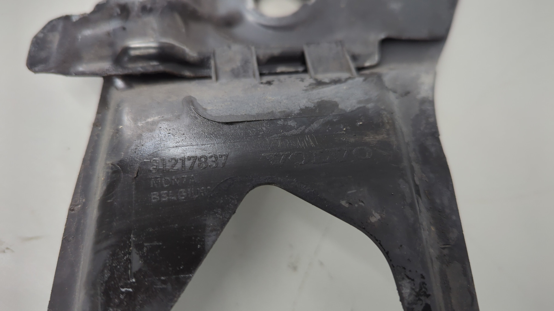 Кожух замка капота