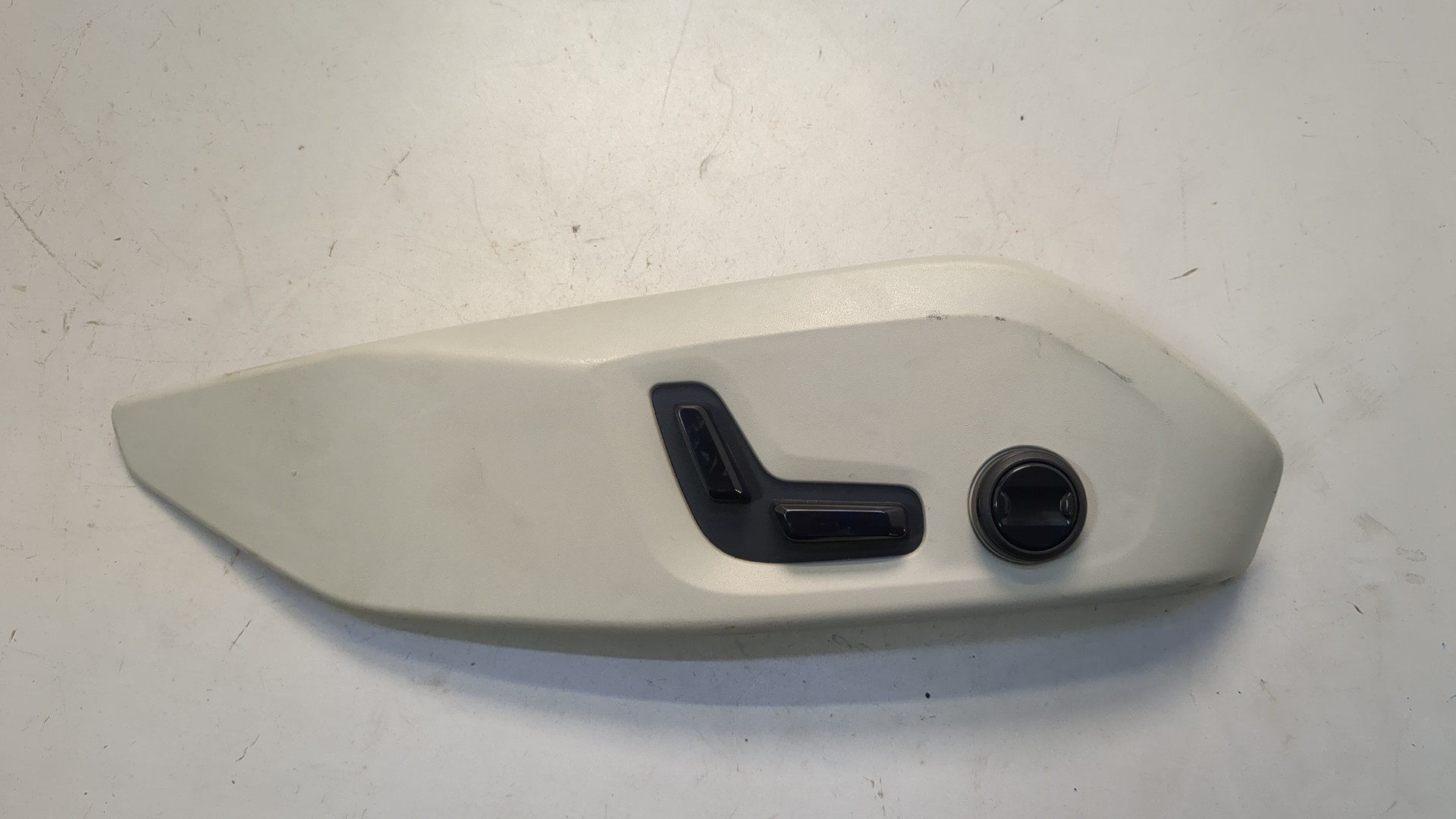 Кнопка регулировки сидения