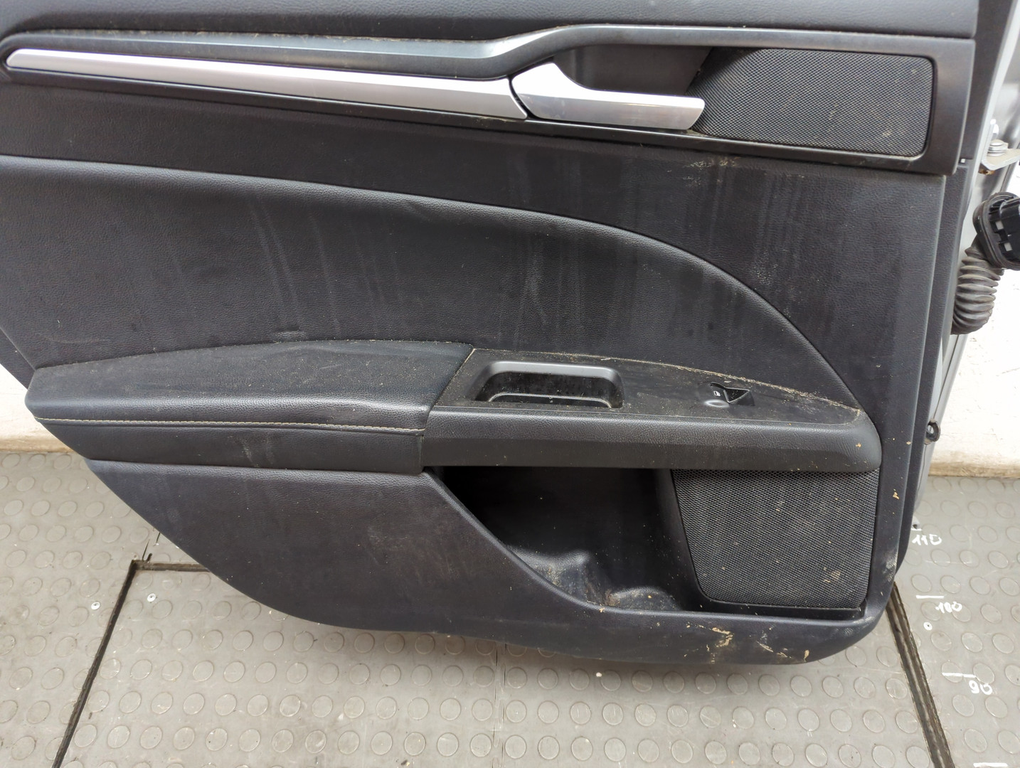 Дверь задняя левая