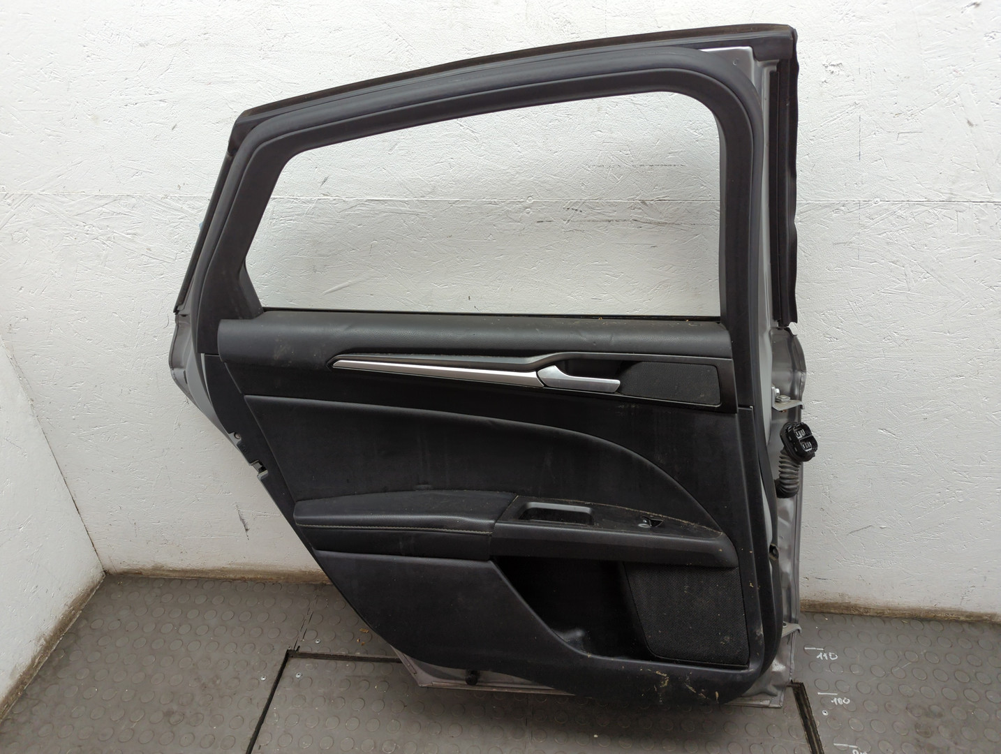 Дверь задняя левая