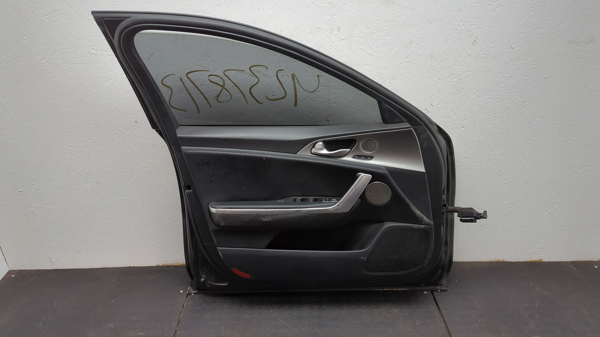 Дверь передняя левая