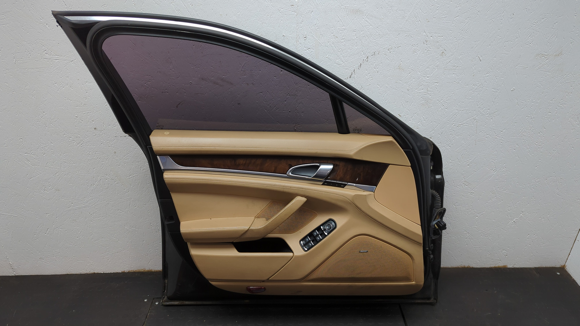 Дверь передняя левая