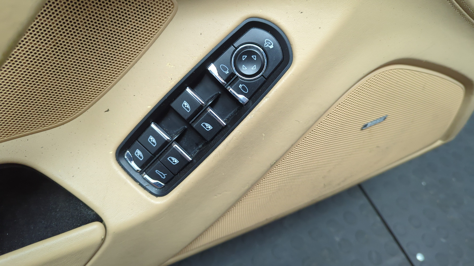 Дверь передняя левая