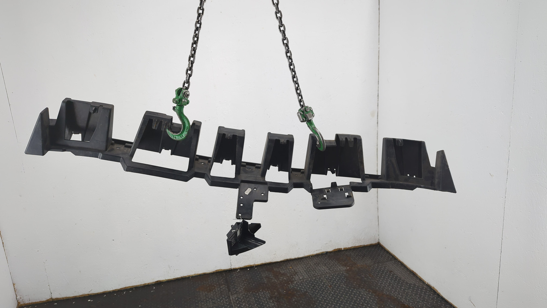 Кронштейн заднего бампера