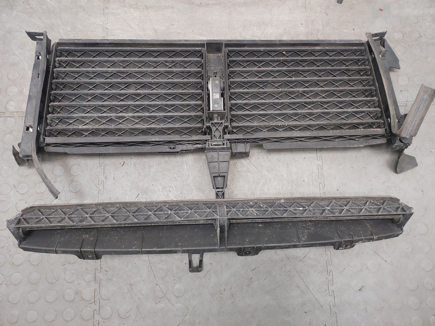 Жалюзи (воздуховод) бампера переднего