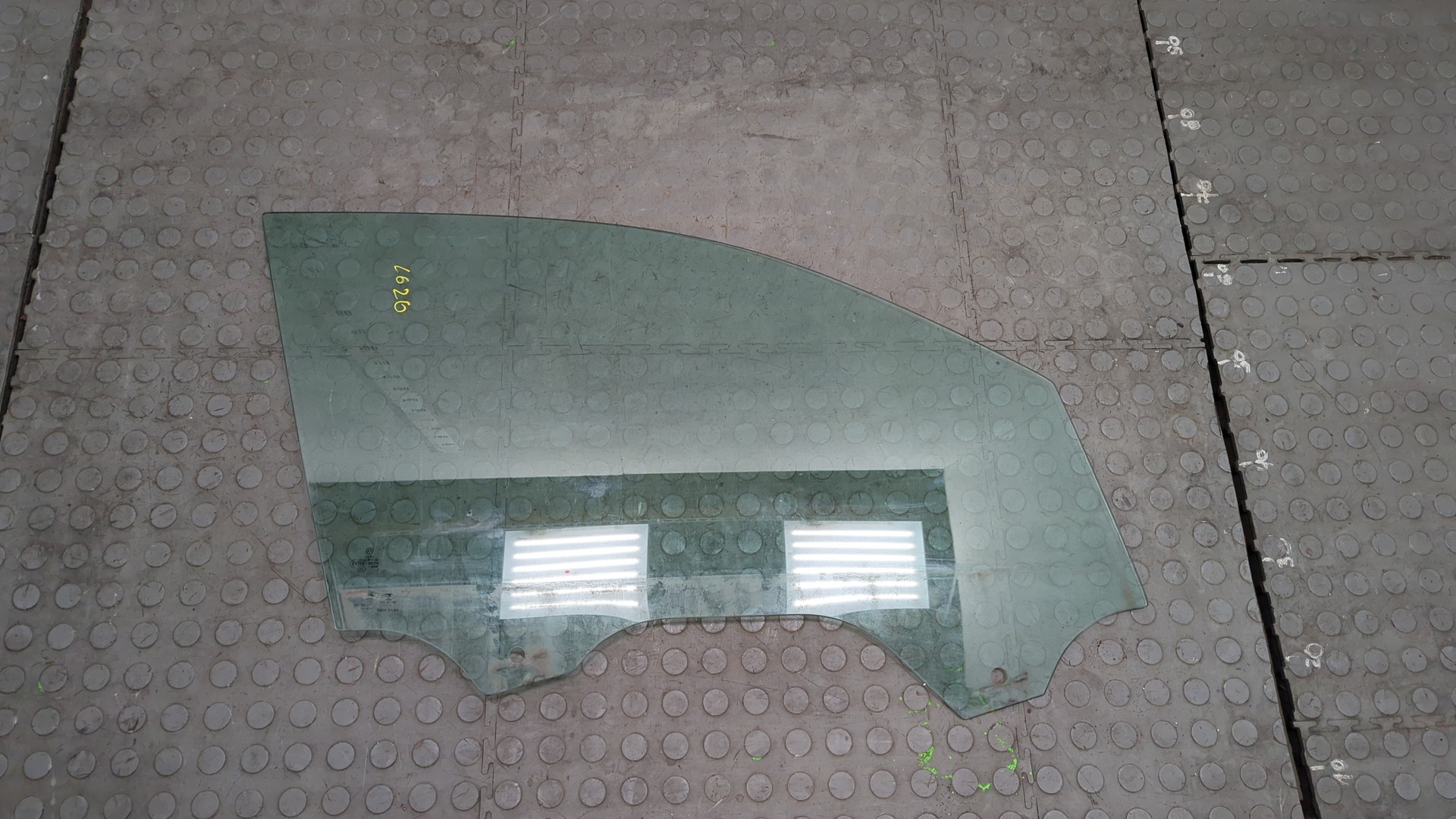 Стекло двери передней правой