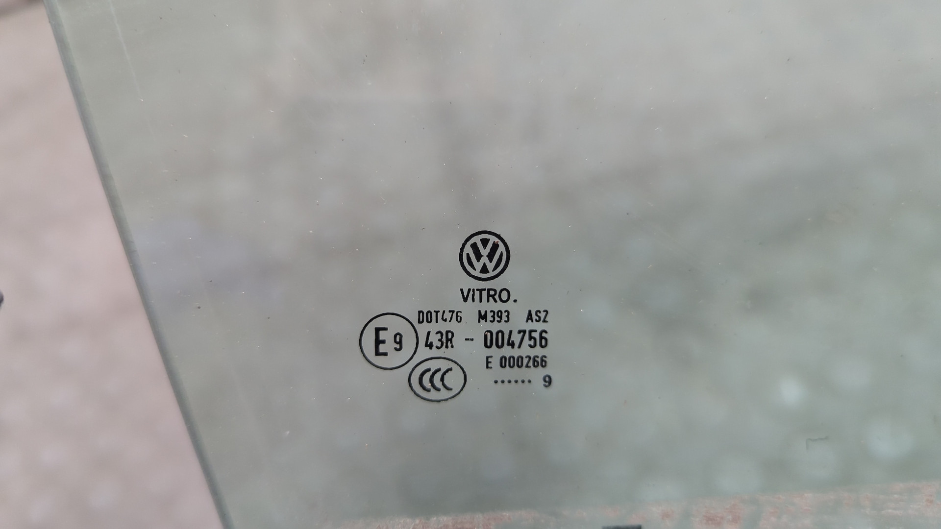 Стекло двери передней правой