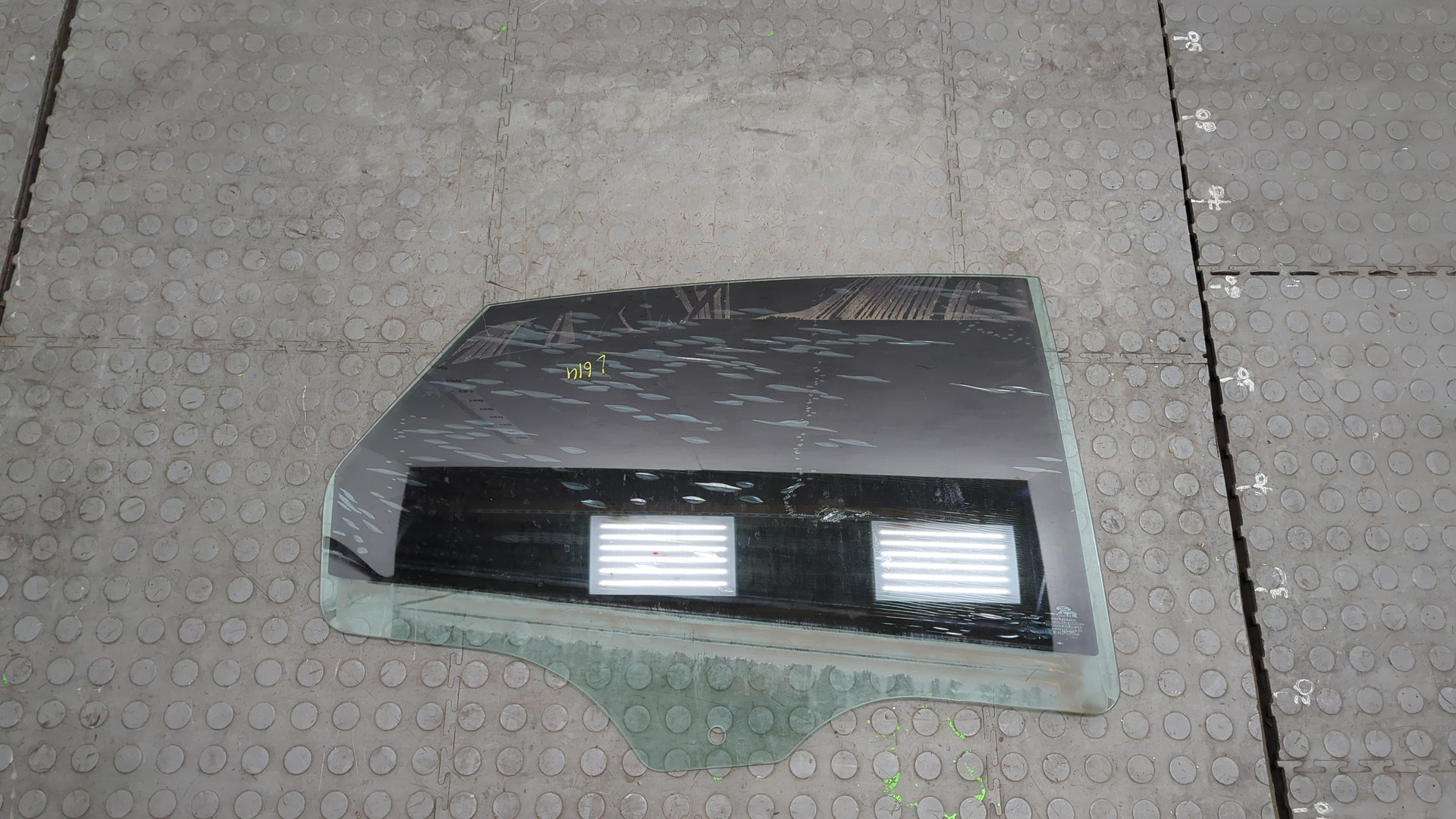 Стекло двери задней правой