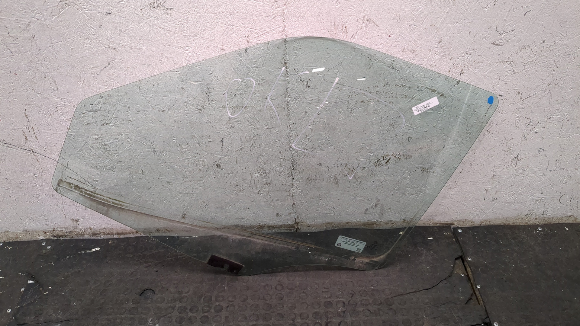 Стекло двери передней левой