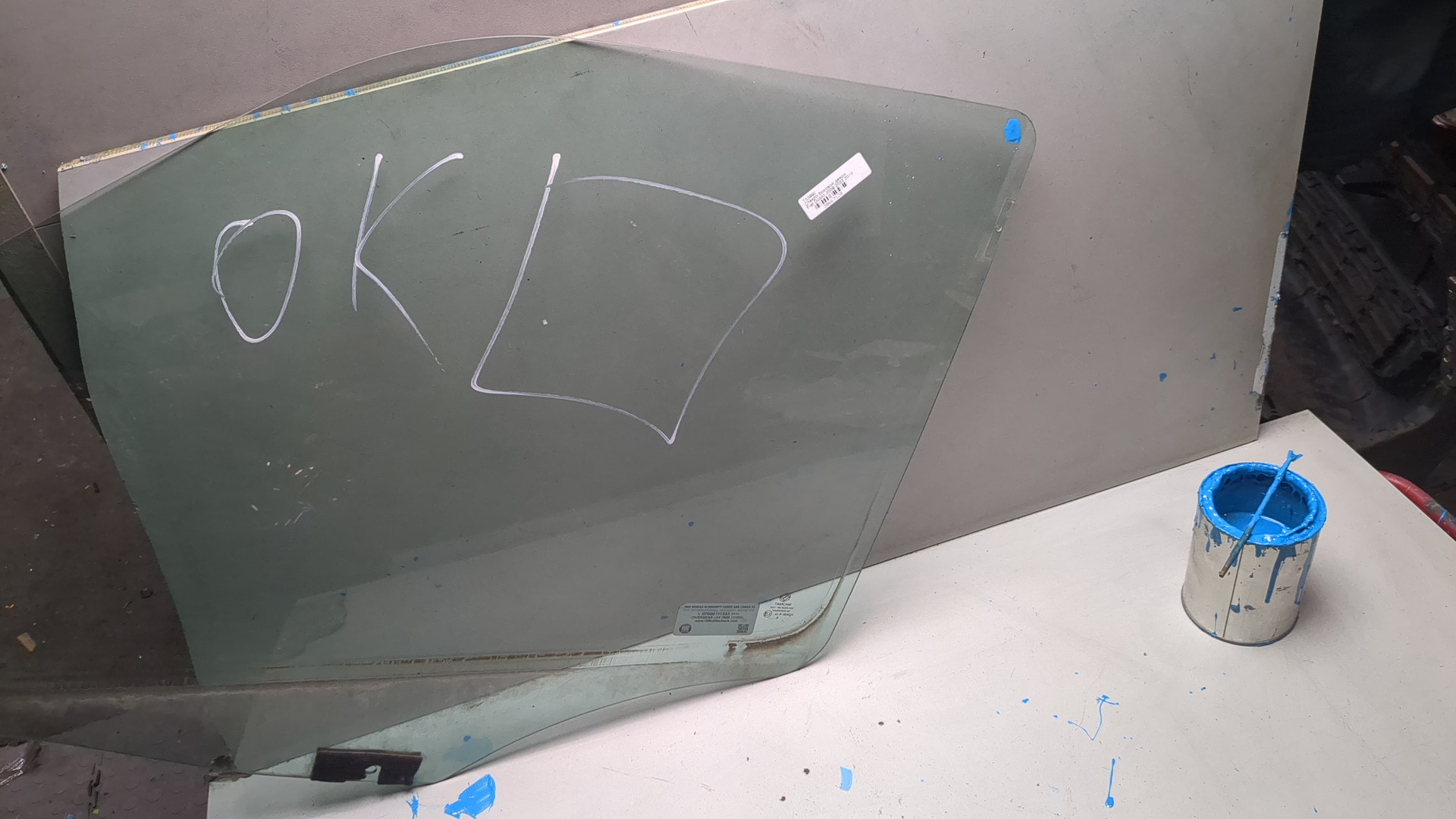 Стекло двери передней левой