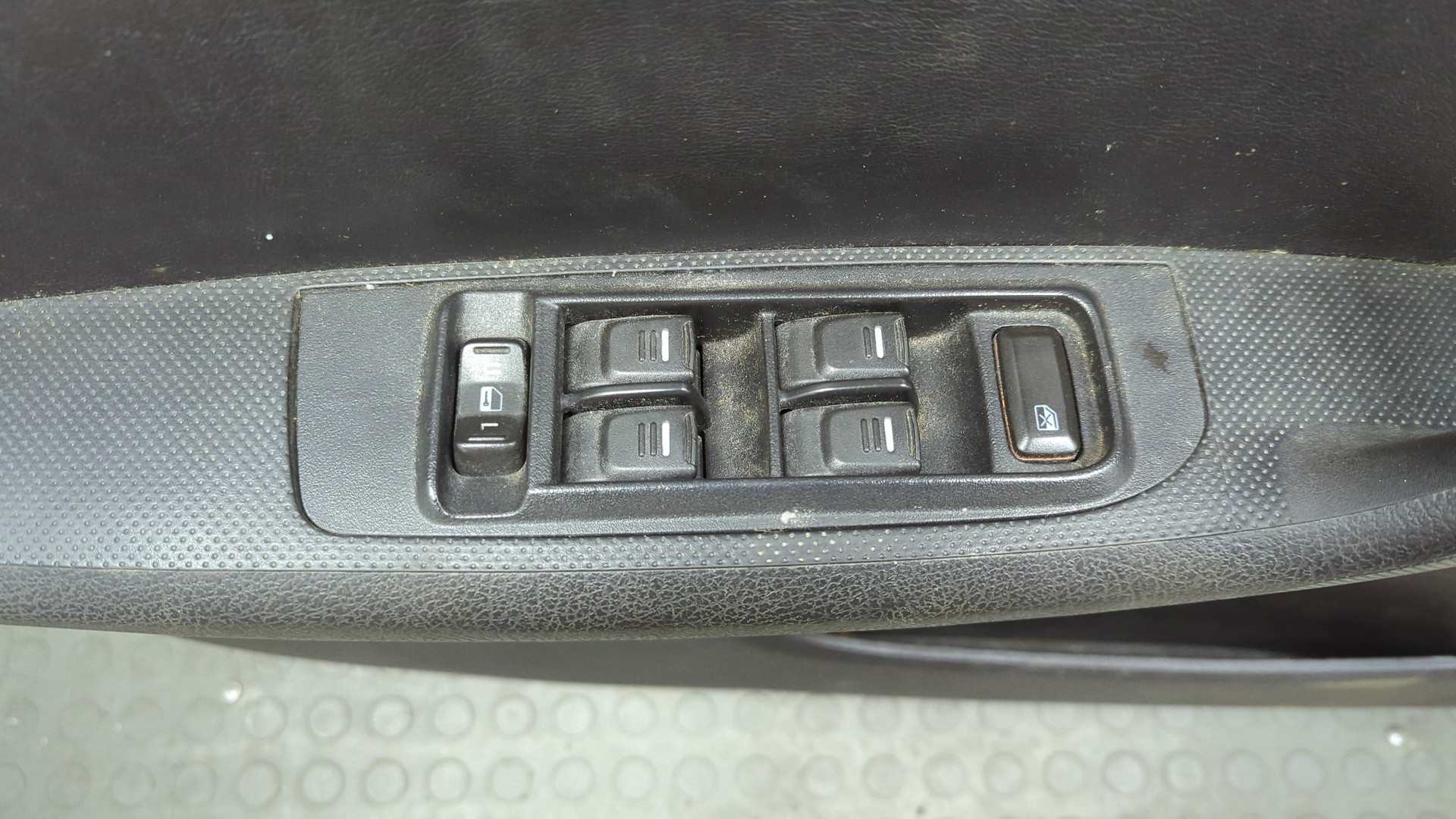 Дверь передняя левая