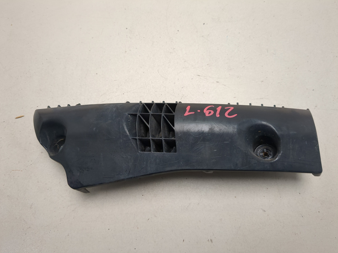 Кронштейн заднего бампера левый