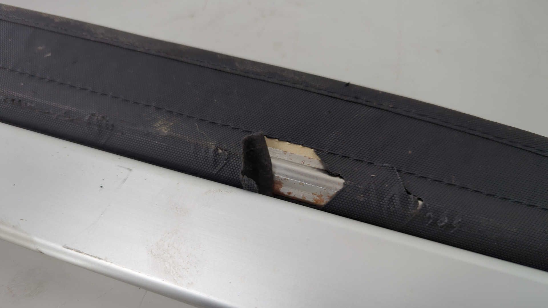 Шторка багажника