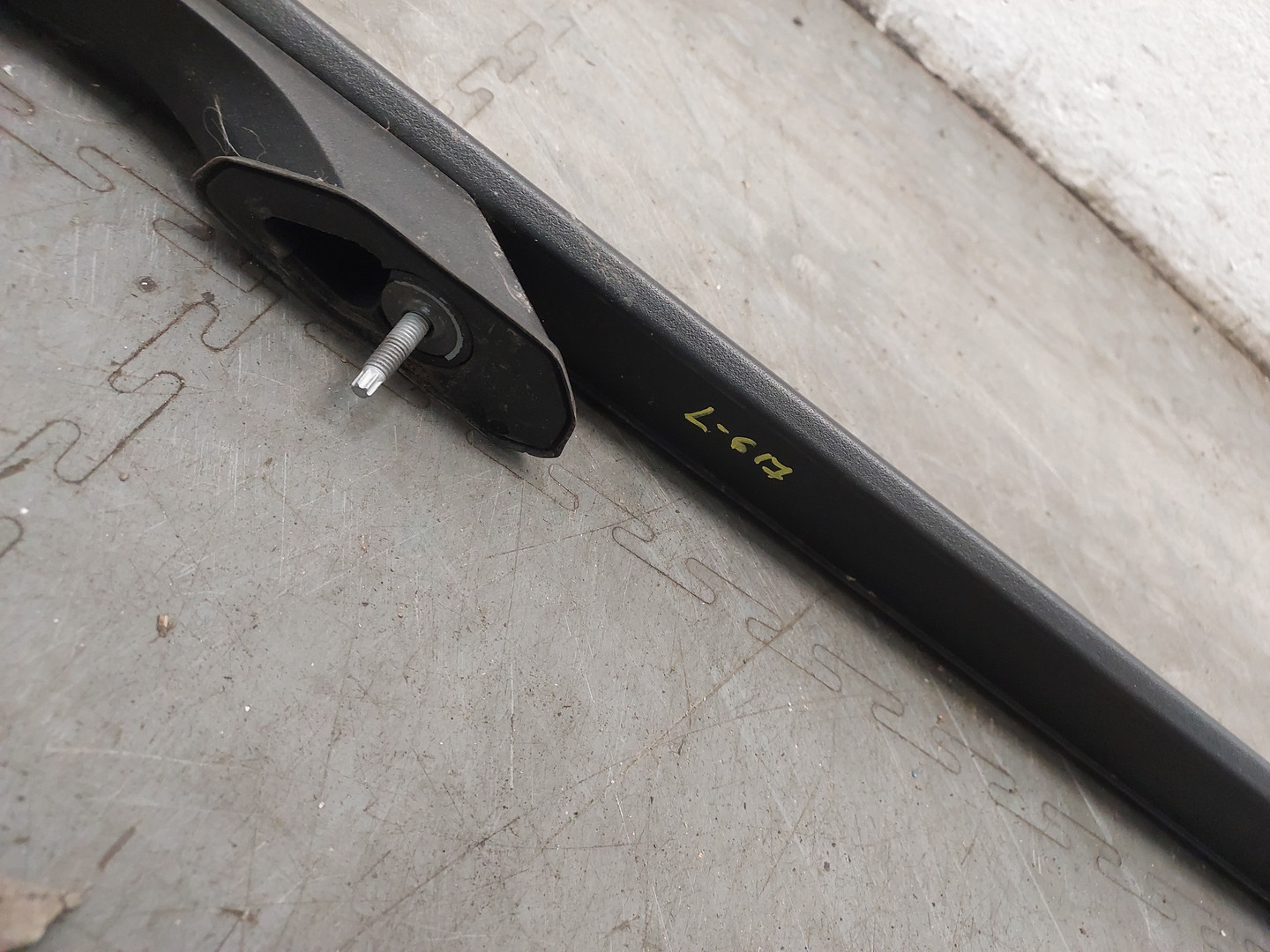 Рейлинг (релинг) левый (планка на крышу)