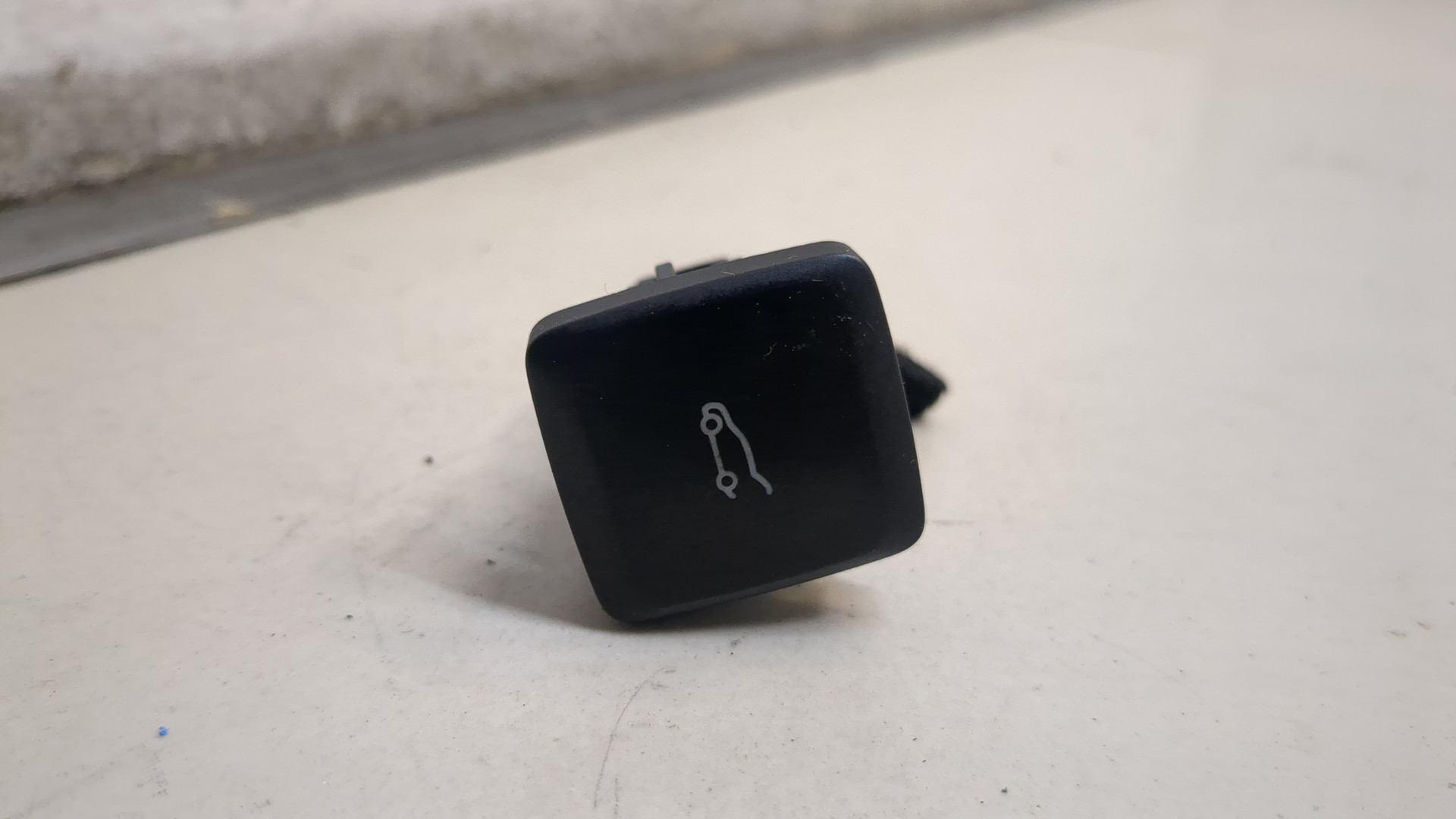 Кнопка открывания багажника