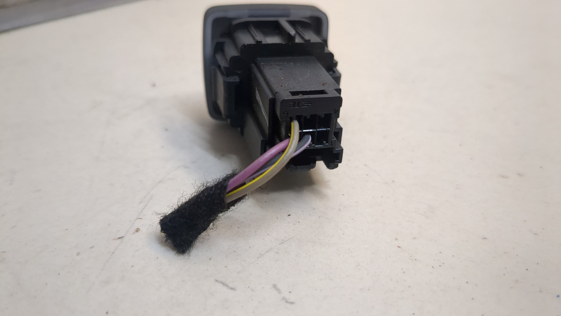 Кнопка открывания багажника