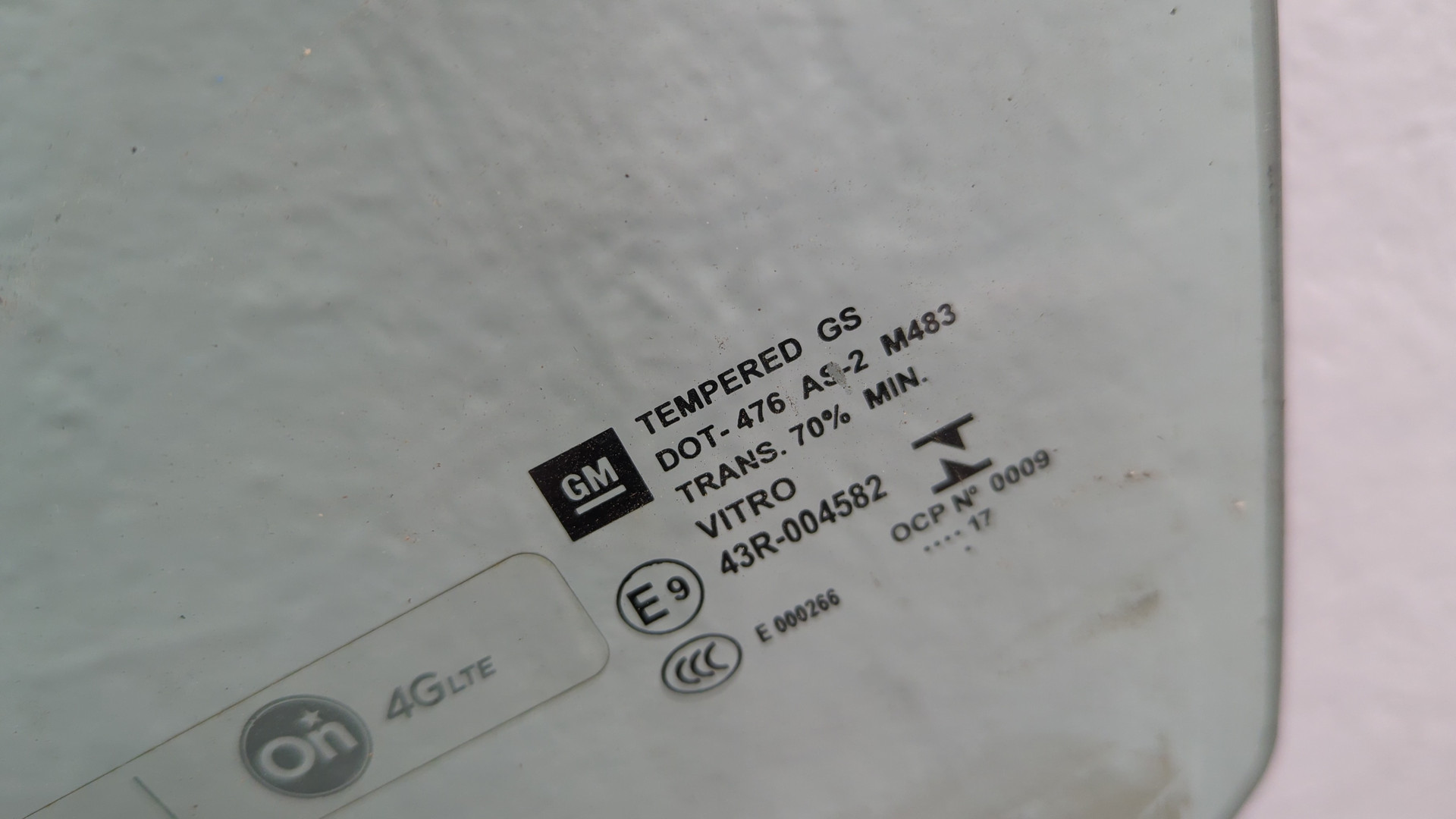 Стекло двери передней левой