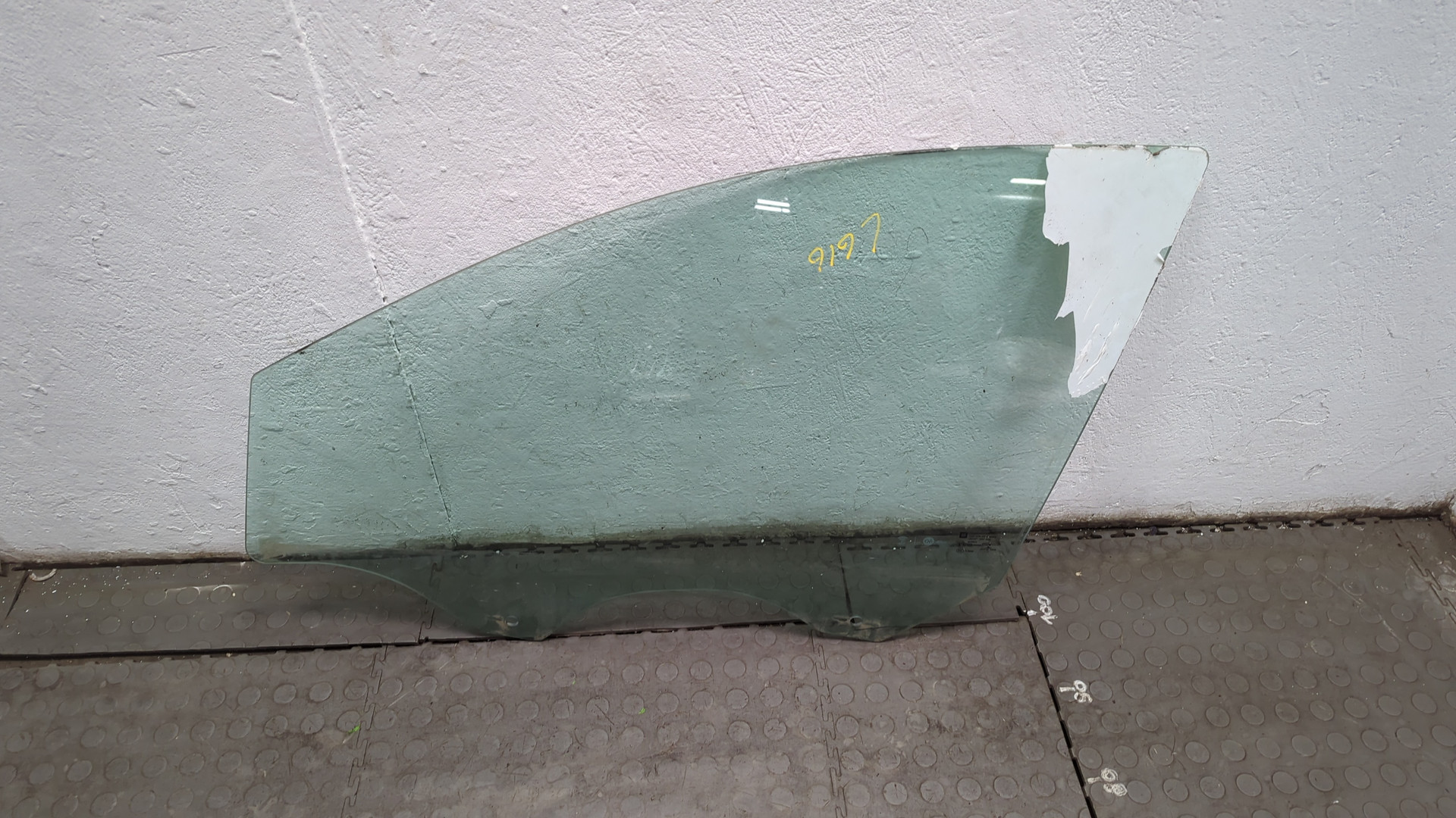 Стекло двери передней левой