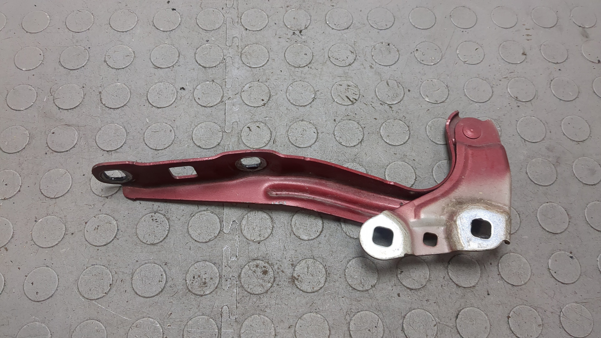 Петля капота правая