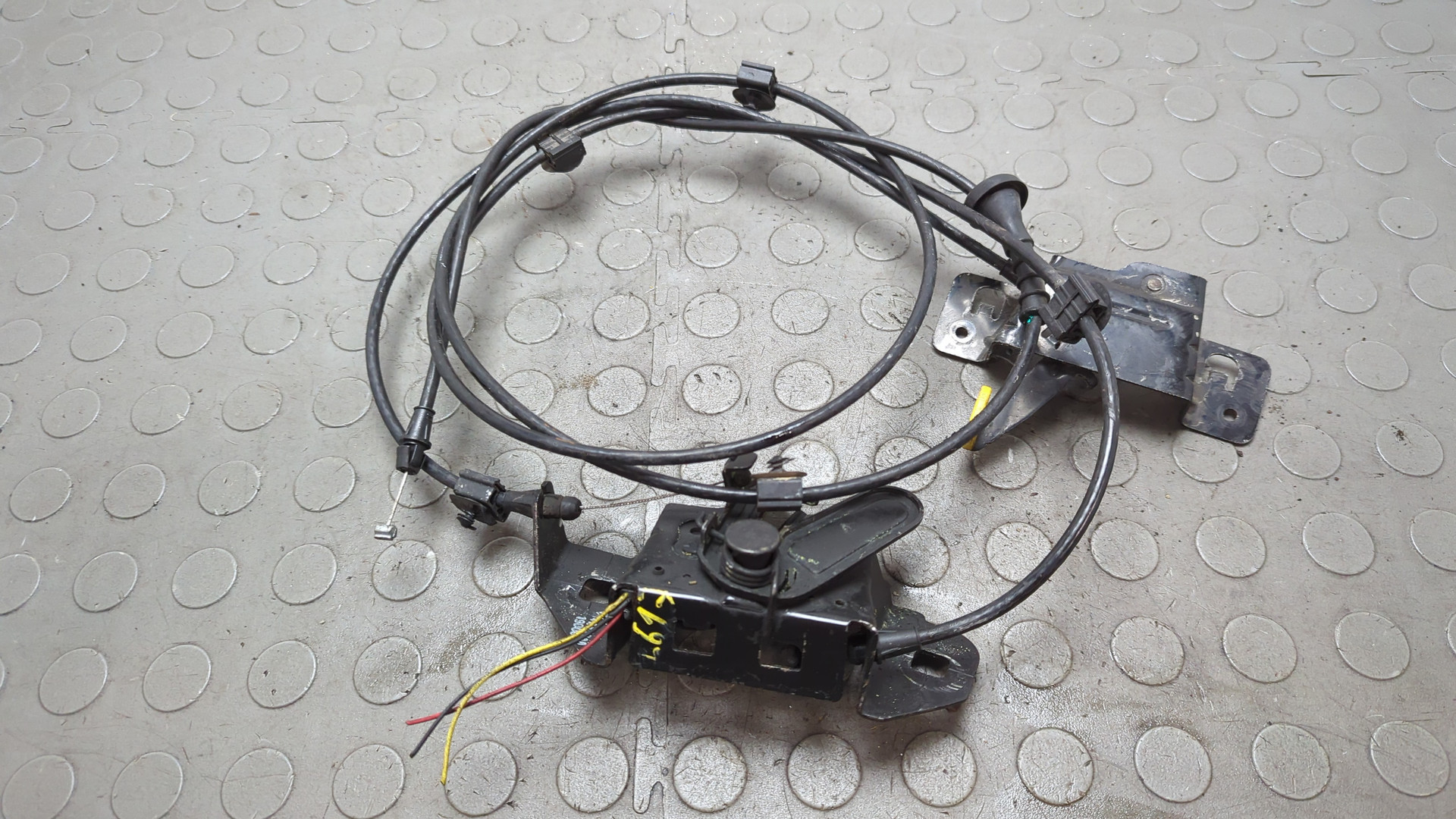 Замок капота