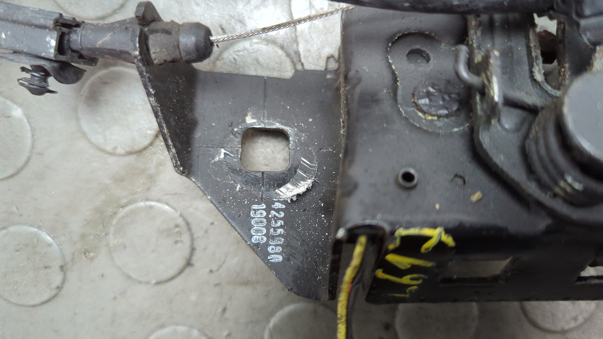 Замок капота