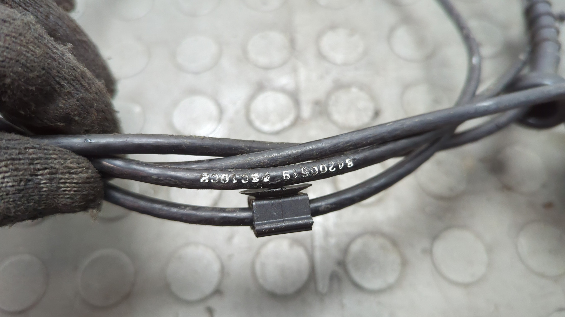 Замок капота