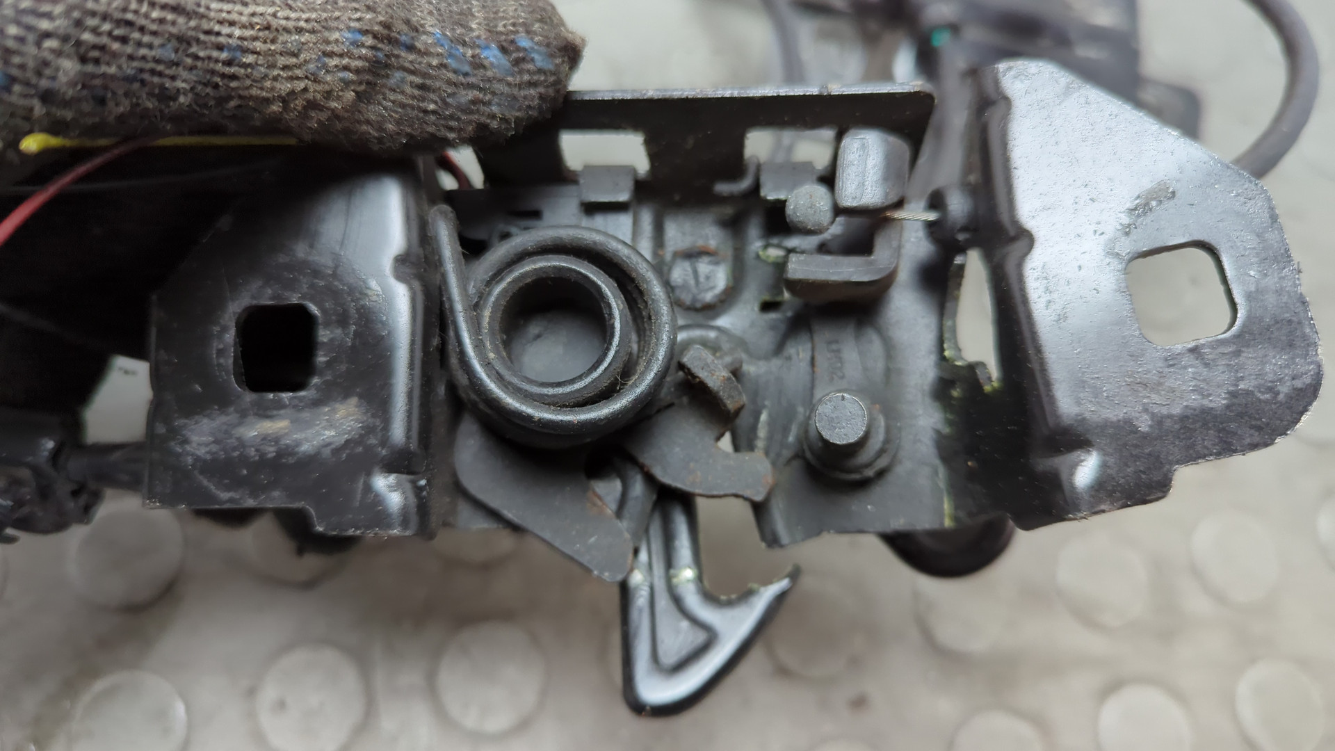 Замок капота