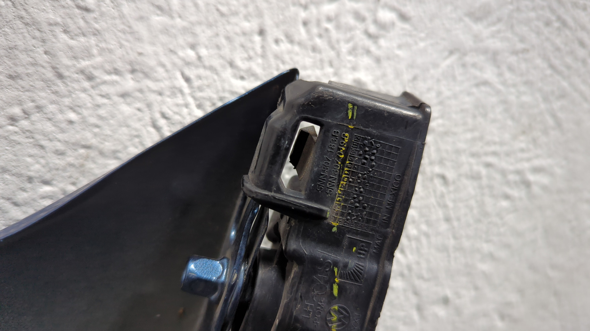 Крыло переднее левое