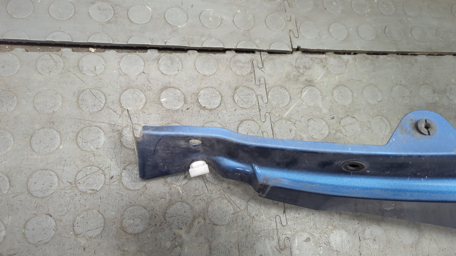 Крыло переднее левое