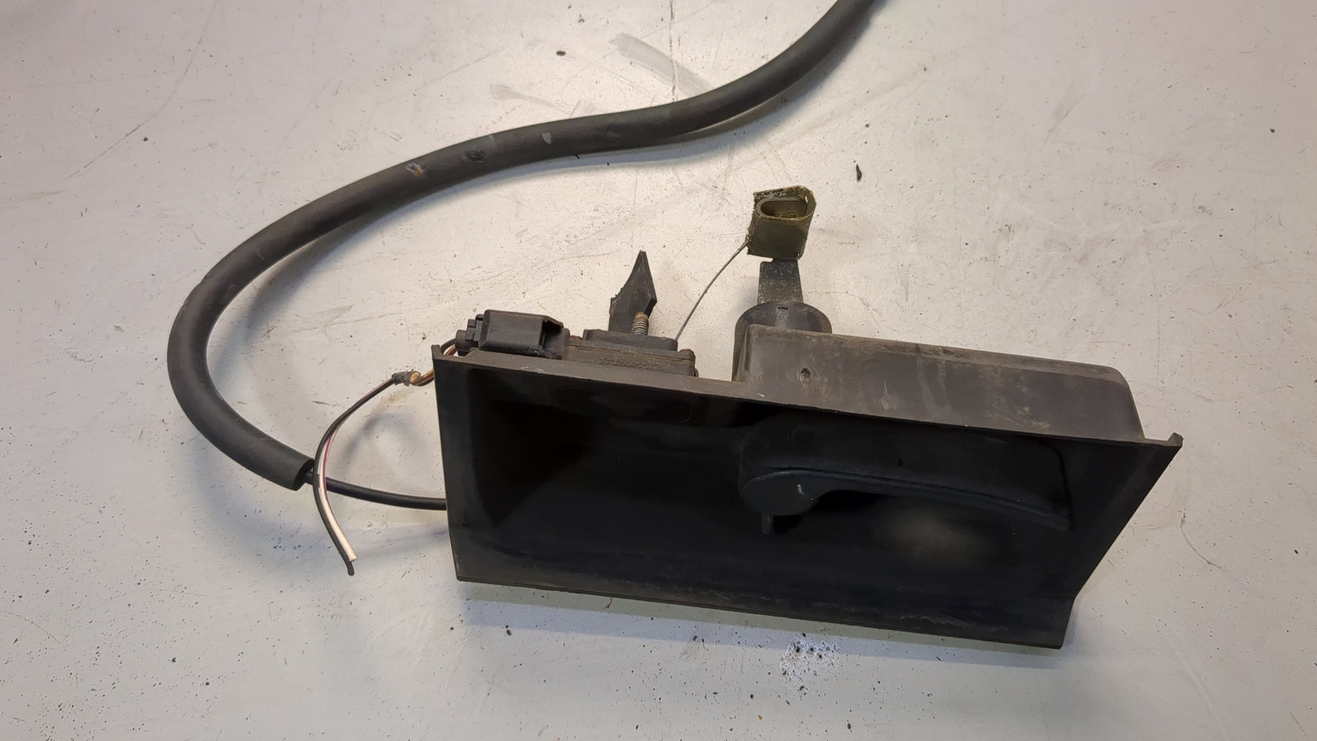 Кнопка открывания багажника