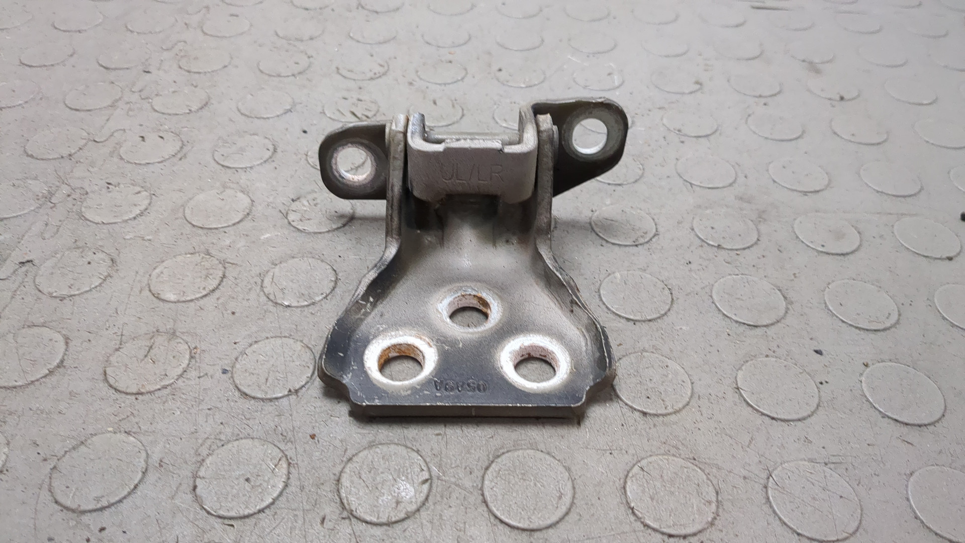 Петля двери