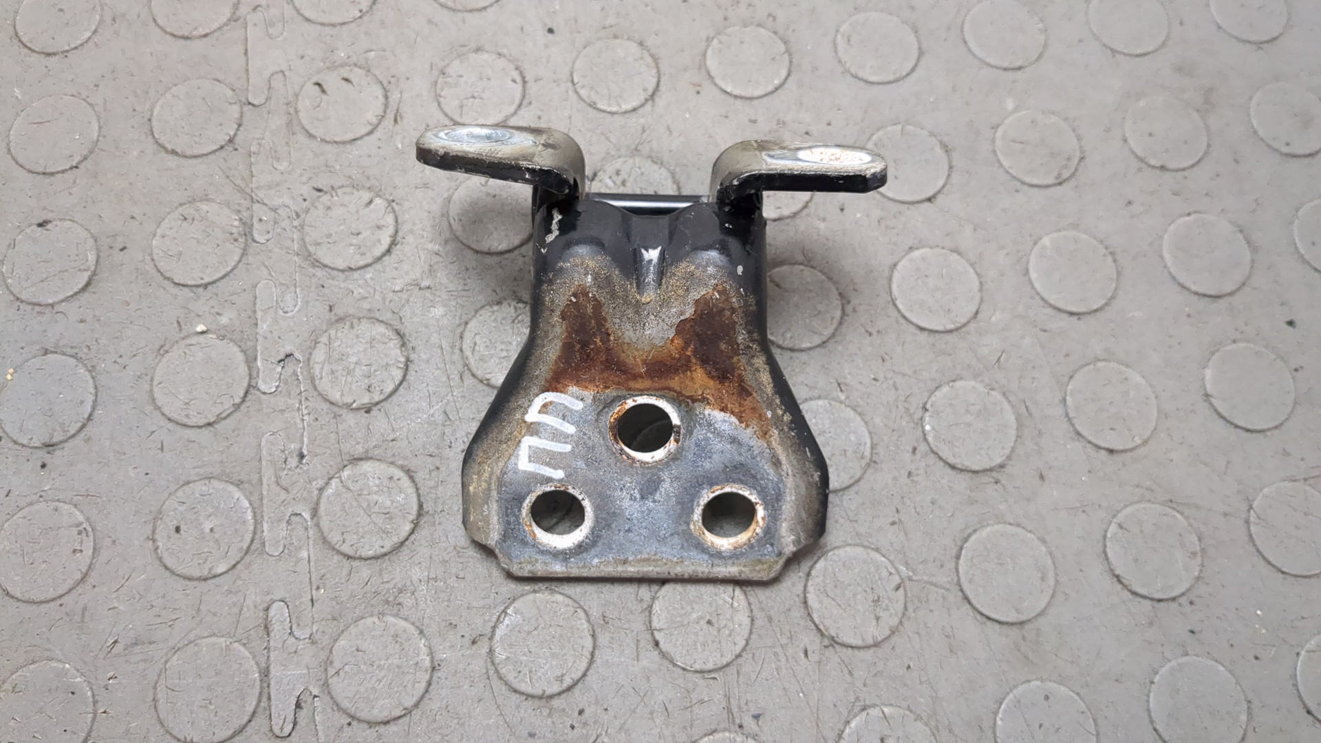 Петля двери