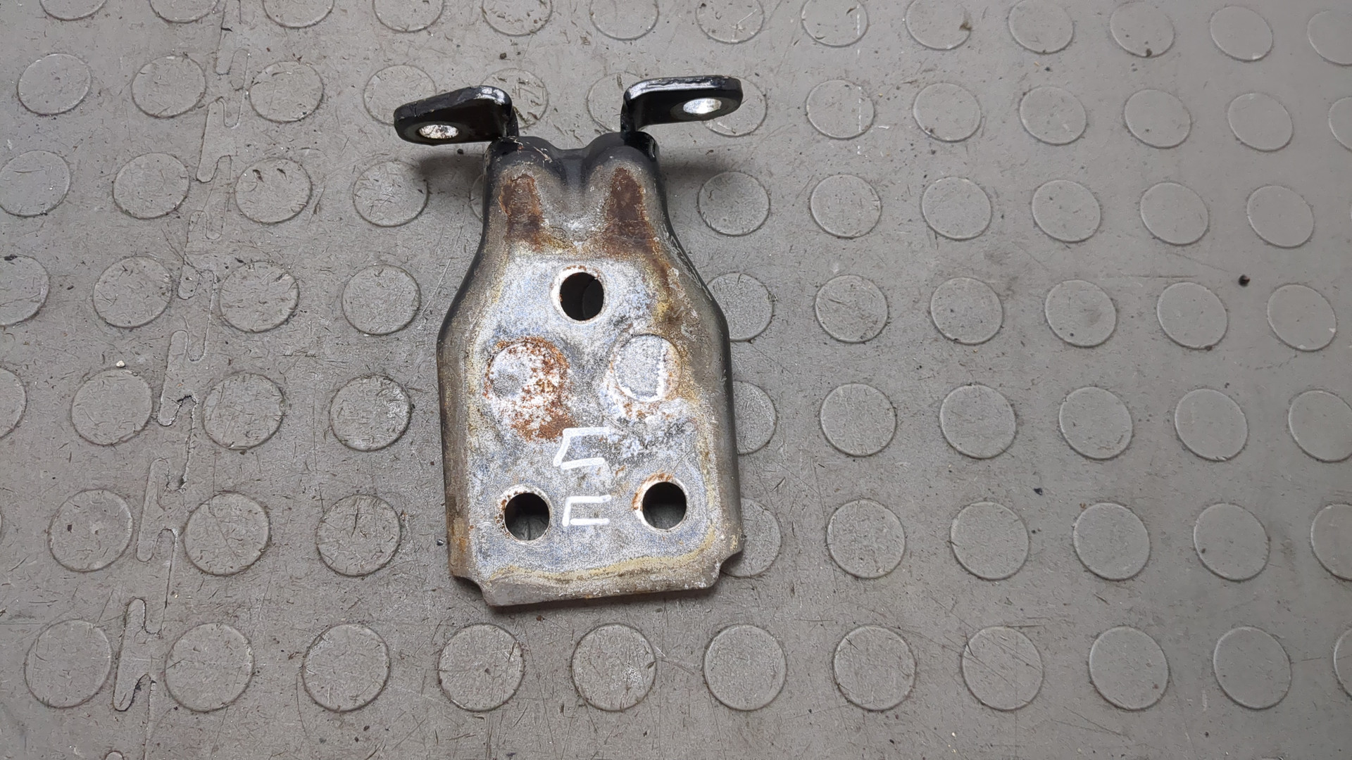 Петля двери