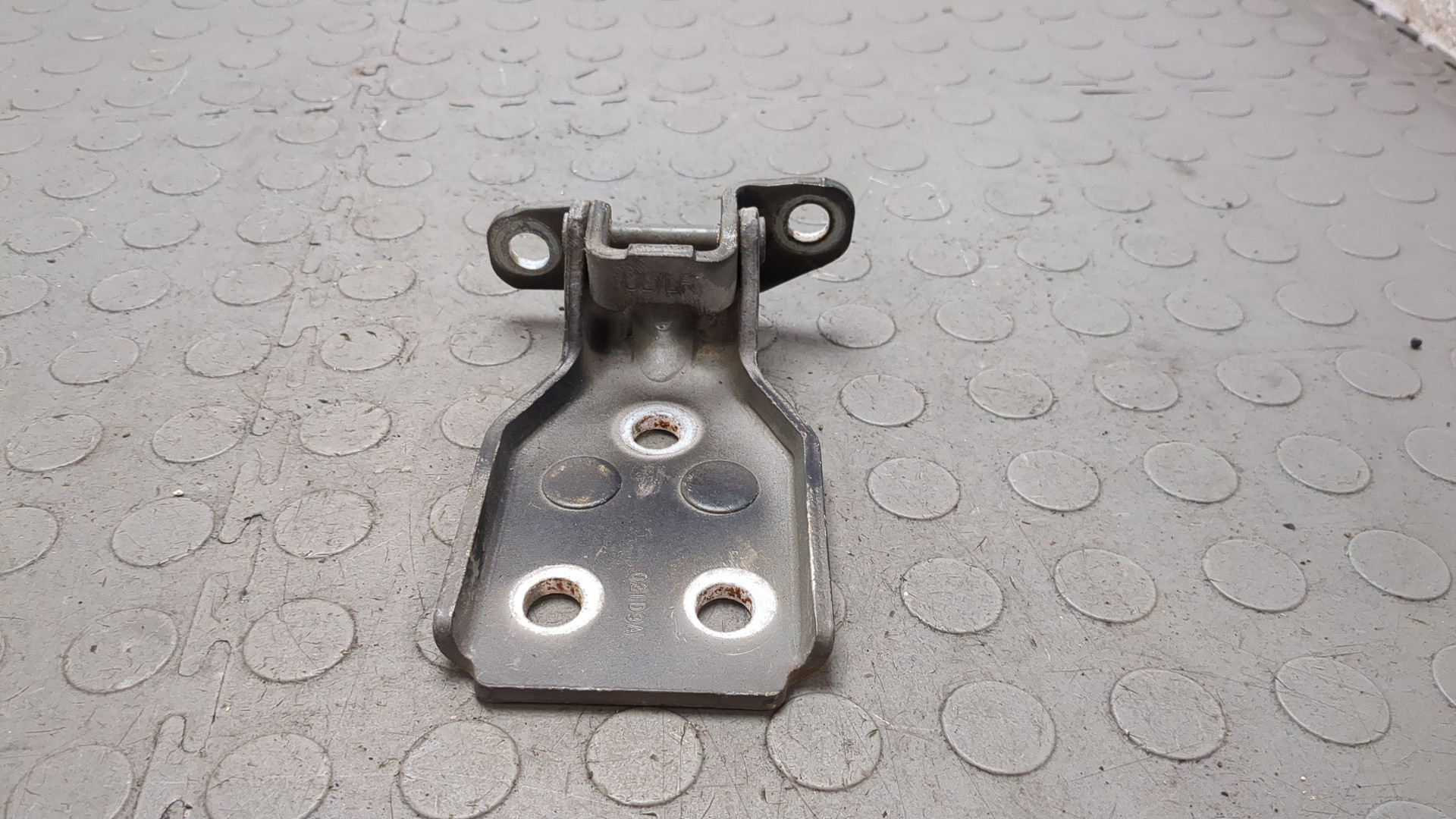 Петля двери