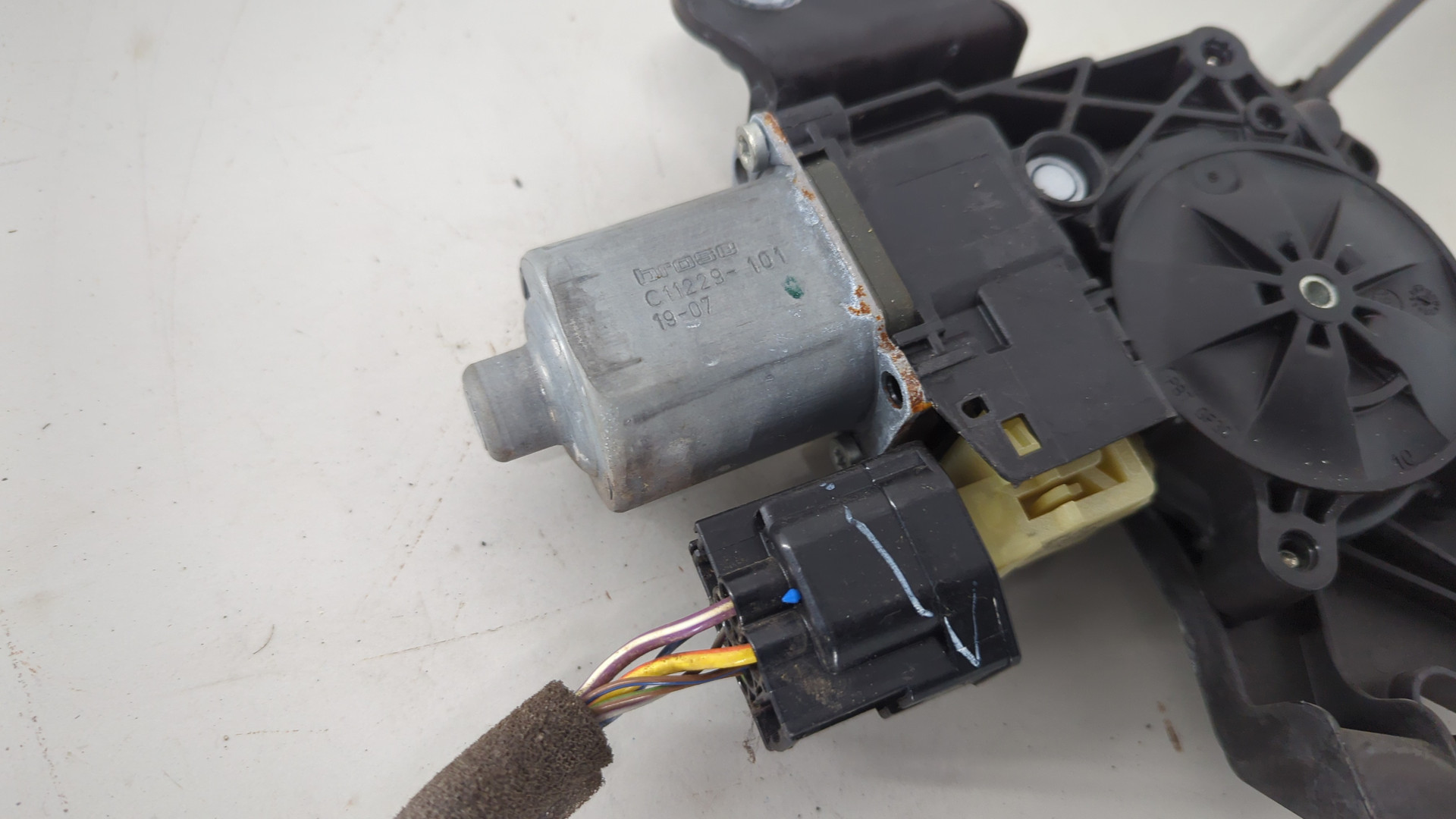 Стеклоподъемник электр. задний правый