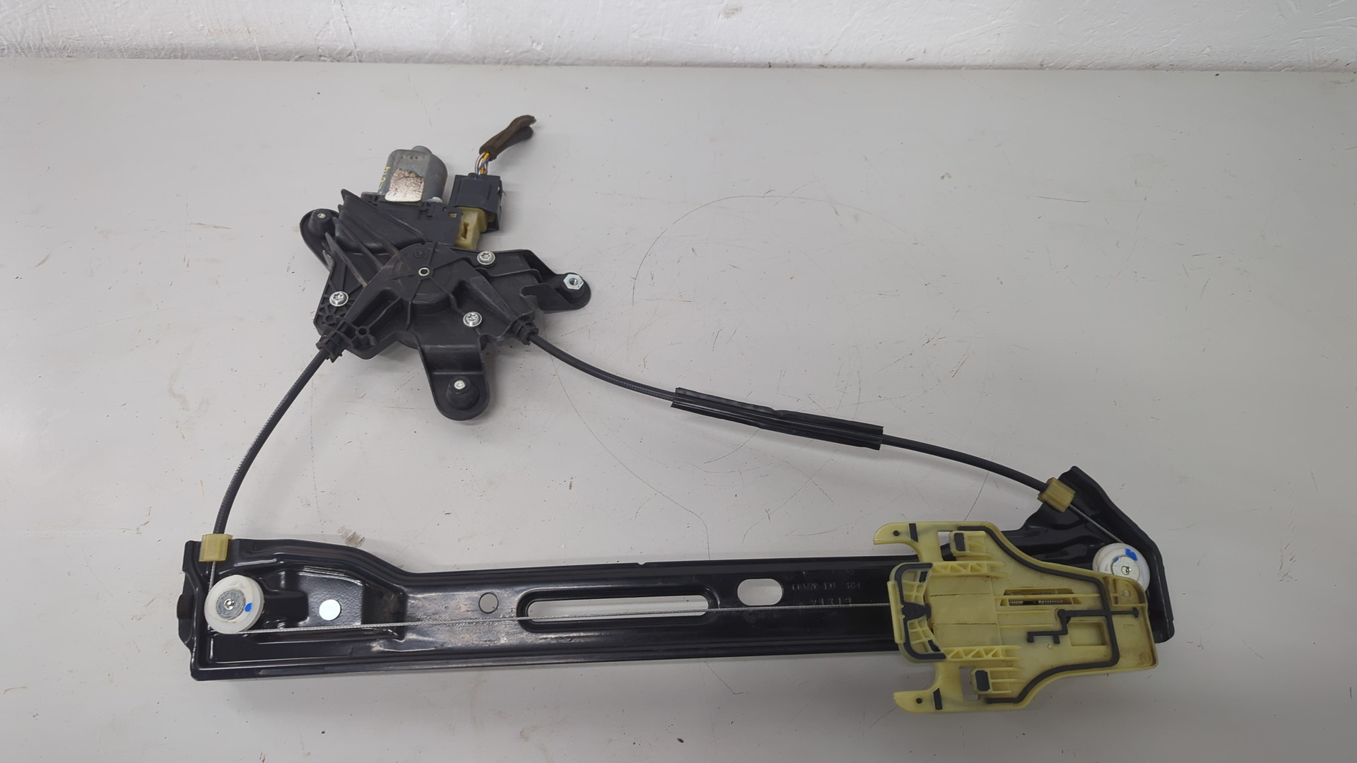 Стеклоподъемник электр. задний правый