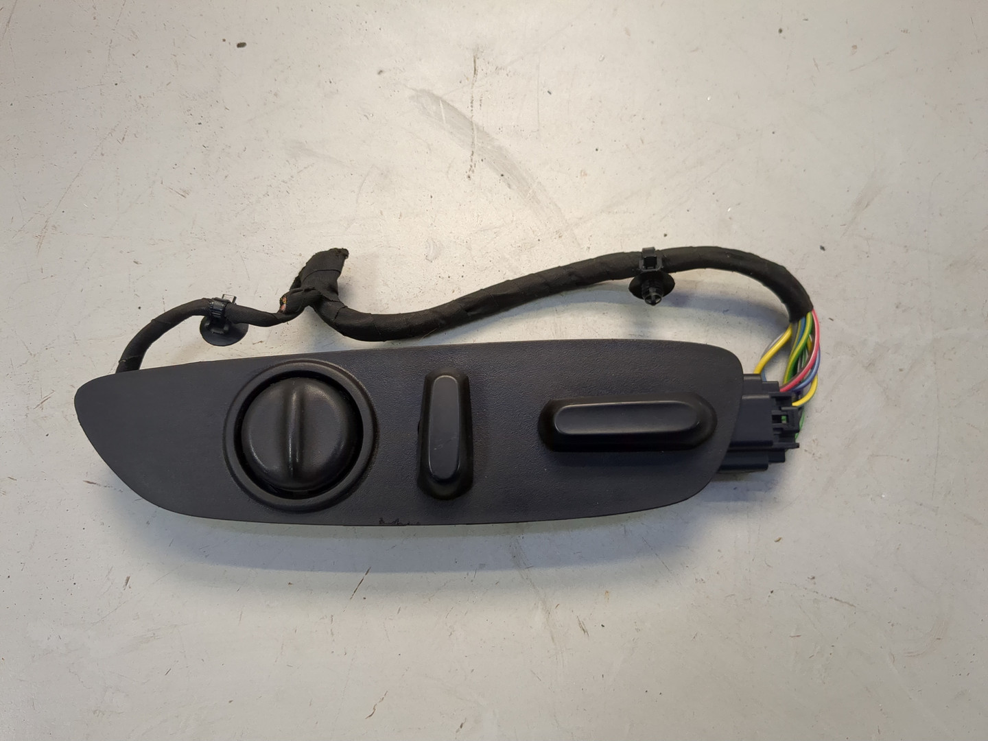 Кнопка регулировки сидения