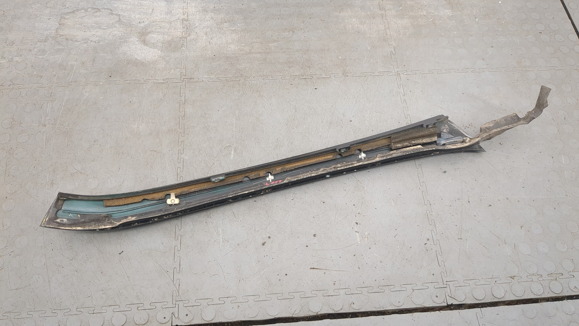 Молдинг лобового стекла