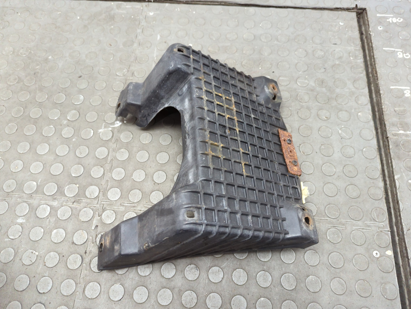 Площадка под аккумулятор (АКБ)