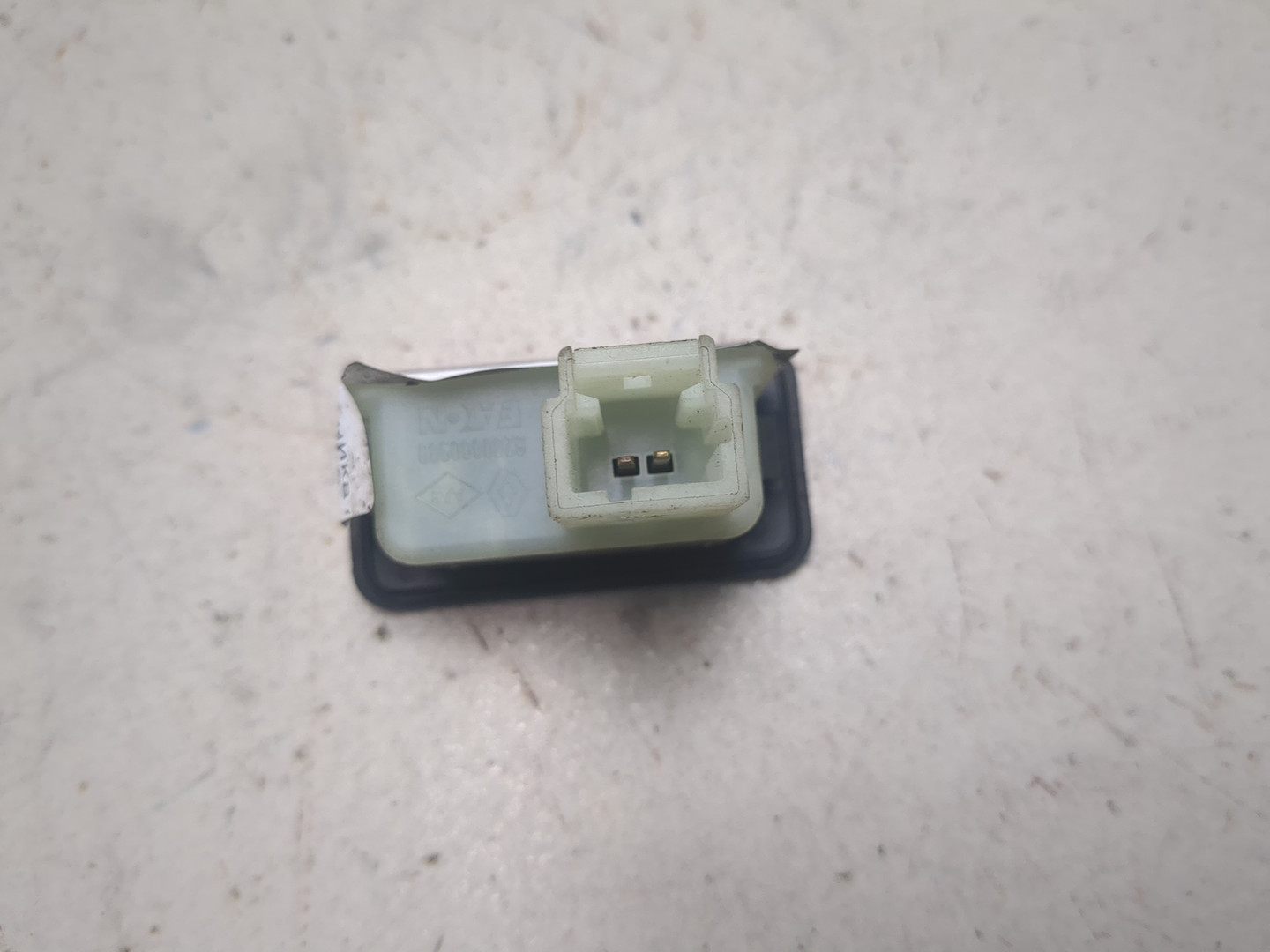 Кнопка открывания багажника