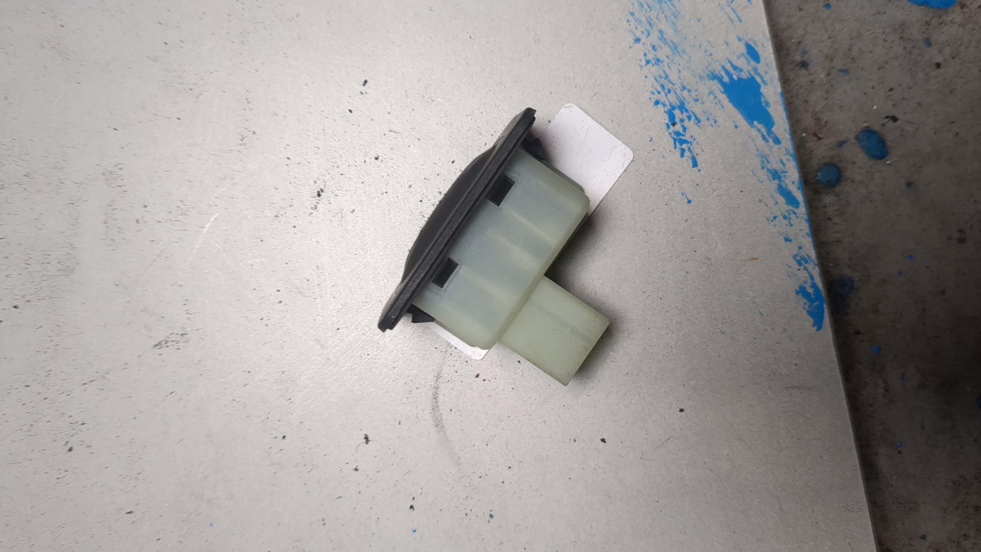 Кнопка открывания багажника