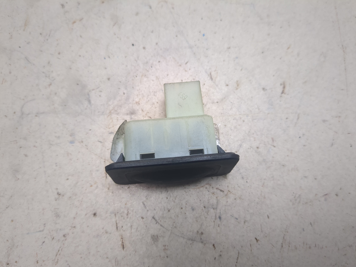 Кнопка открывания багажника