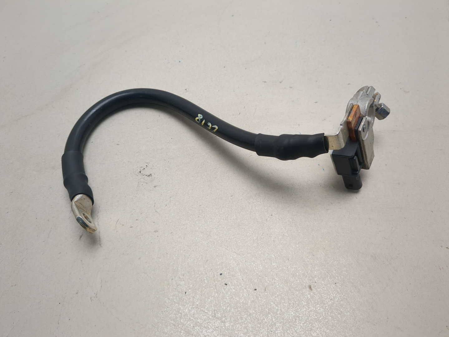 Клемма аккумулятора -