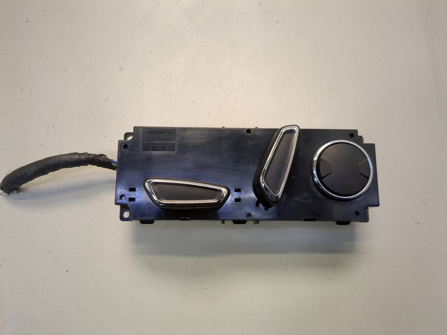 Кнопка регулировки сидения