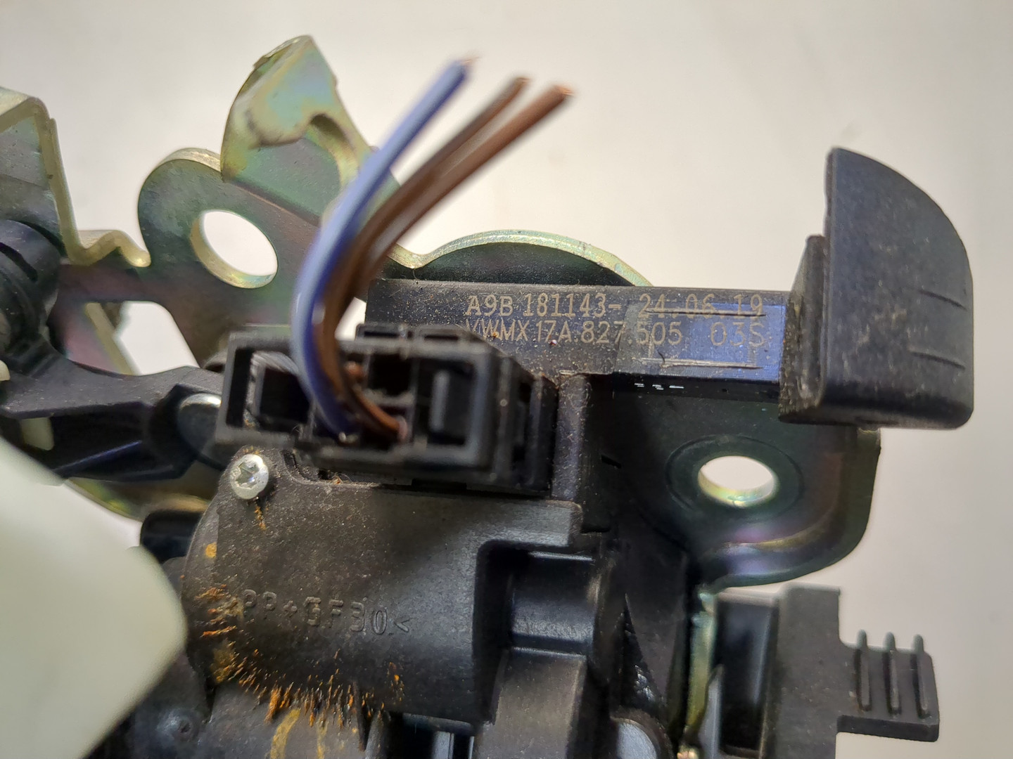 Замок багажника