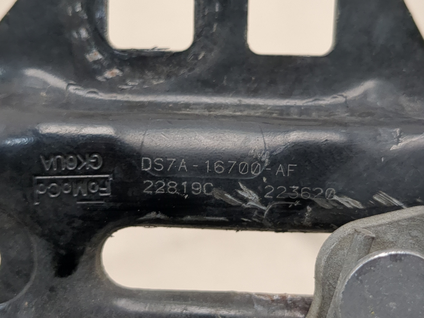 Замок капота